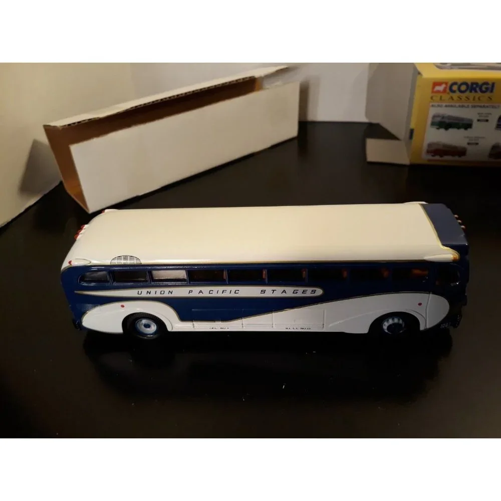 Corgi‎ Union Pacific Limited Edition Yellow Coach 743 Die-Cast